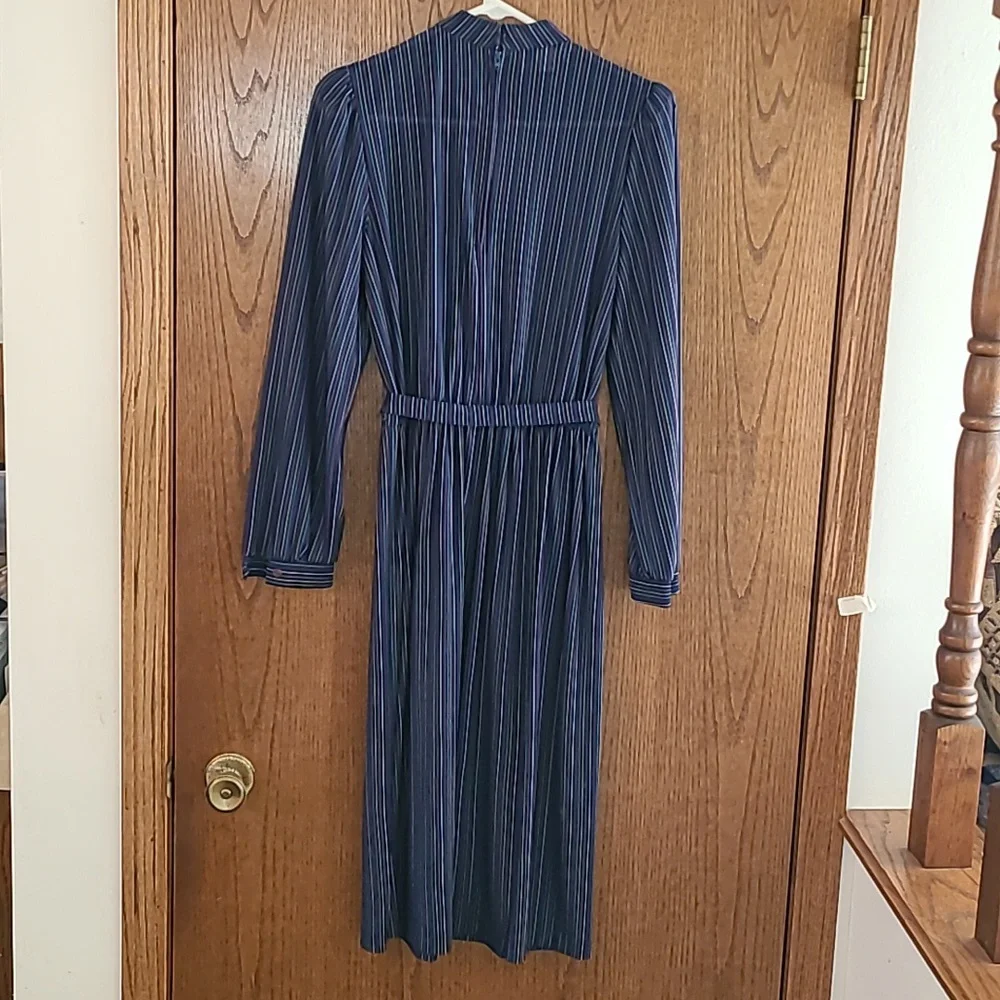 Misses vintage Periwinkle Size 14 belted dress - Picture 6 of 6